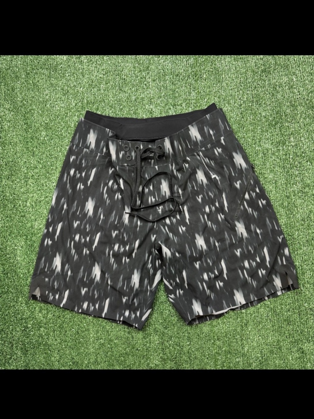 Lululemon Board Shorts Mens 32 Black Gray Swim Trunks Athletic Fit